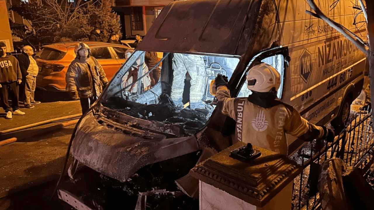 Maltepe’de park halindeki 3 araç yandı