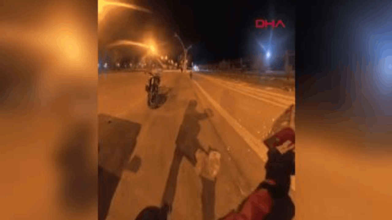 Havai fişekleri arkadaşlarının üzerine attı: O anlar kamerada