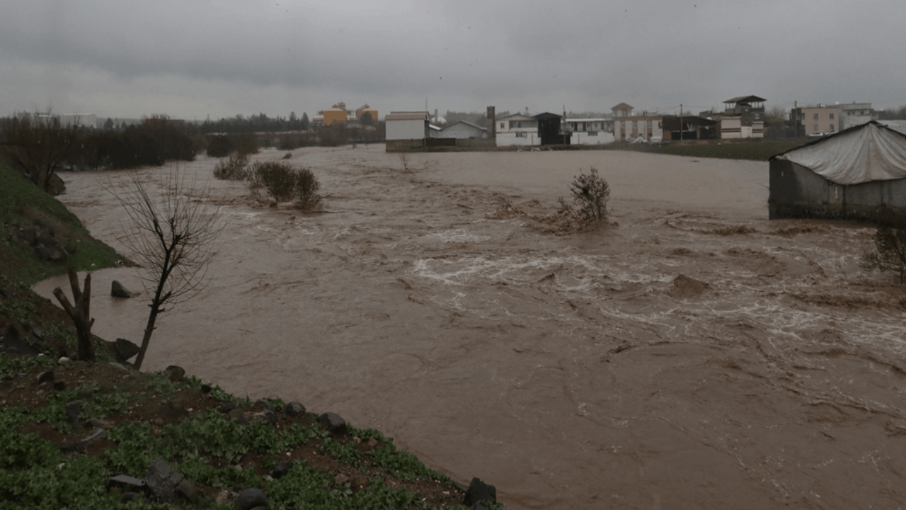 Diyarbakır’da dereler taştı, tarım arazilerini su bastı
