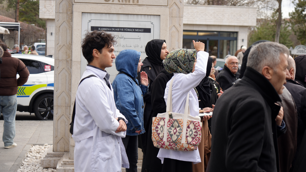 Kazada ölen tıp öğrencisi Yaren’in cenazesine, arkadaşları beyaz önlükle katıldı