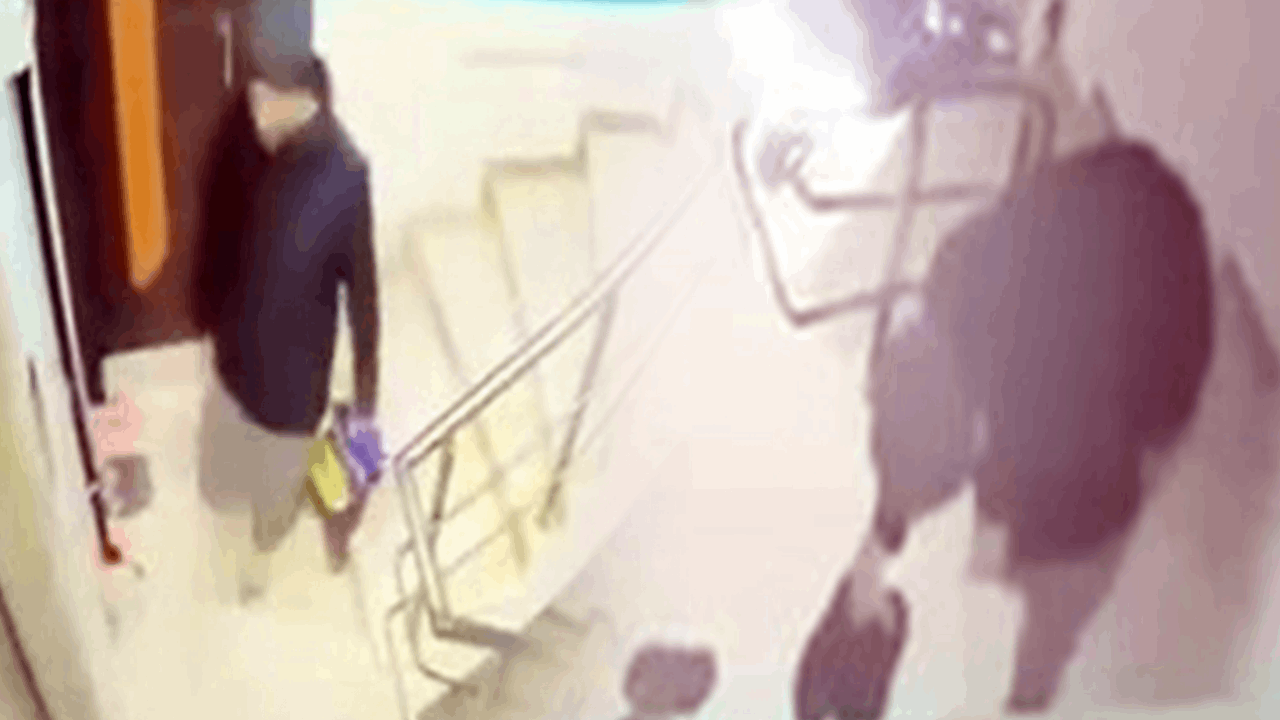 Apartmanda beğendiği ayakkabıları poşetlere koyup kaçtı