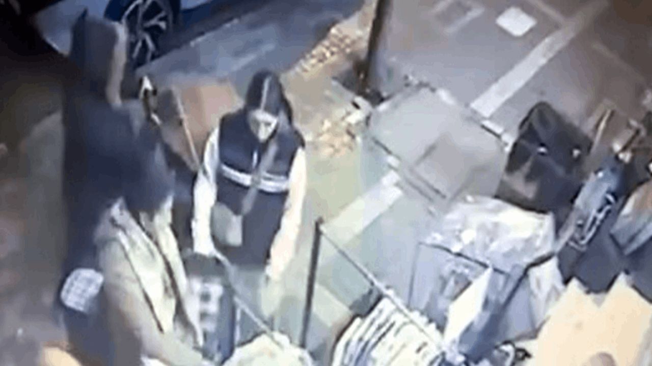 Avcılar'daki kıyafet hırsızlığı kamerada