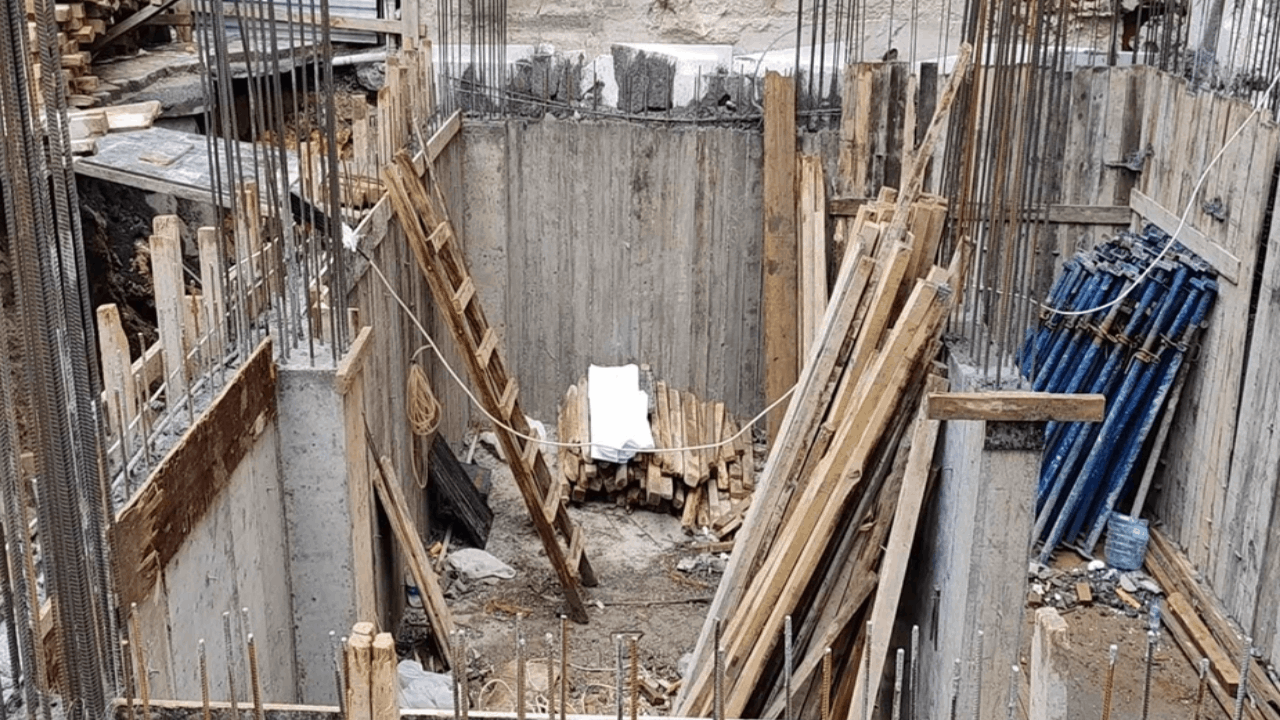 İnşaatta merdivenden düşen işçi felaketi yaşadı