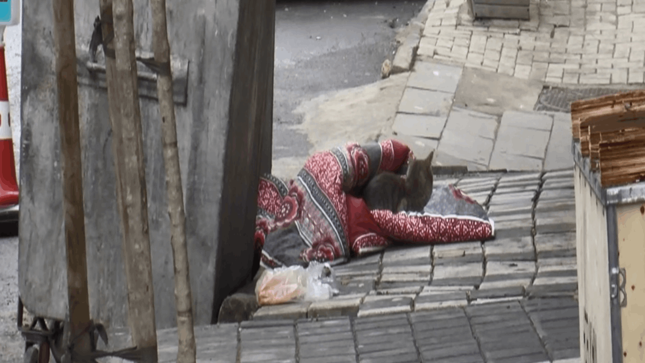 Eyüpsultan’da binanın 3. katından düşen kadın öldü