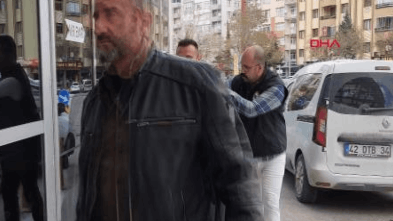 Babasını boğdu, cesediyle aynı evde kaldı