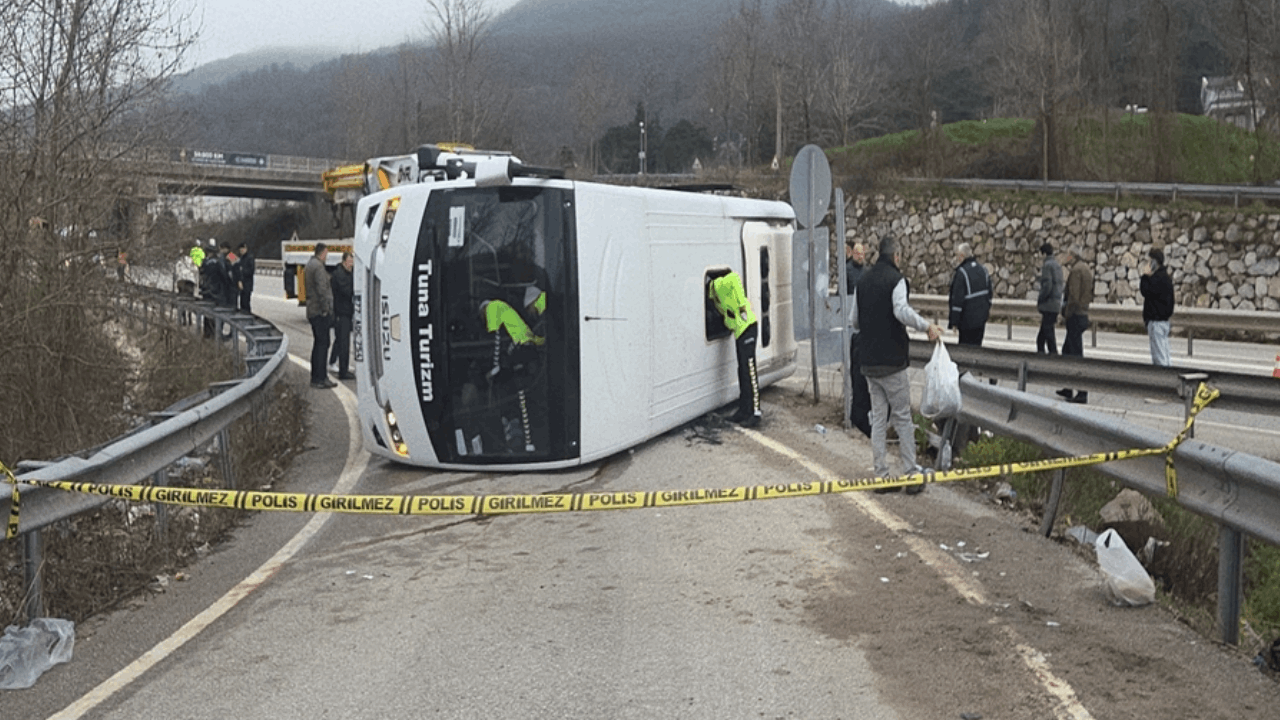Yalova’da işçi servis midibüsü devrildi: 1 ölü, 20 yaralı