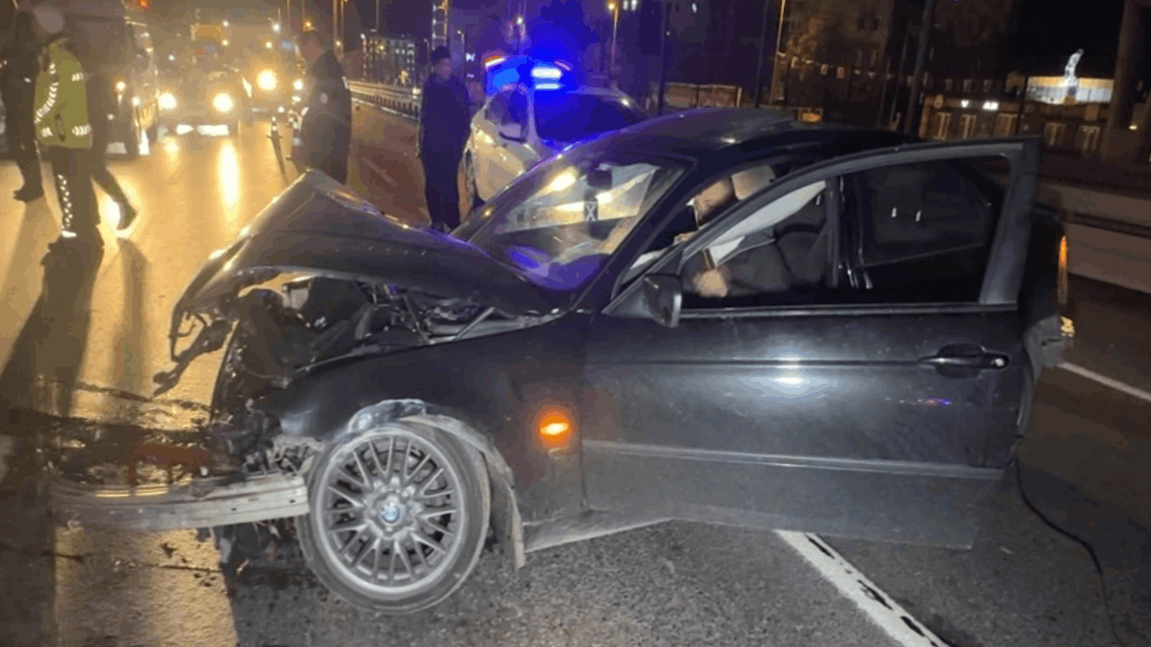 Avcılar'da bariyerlere çarptı: Aracını bırakıp kaçtı