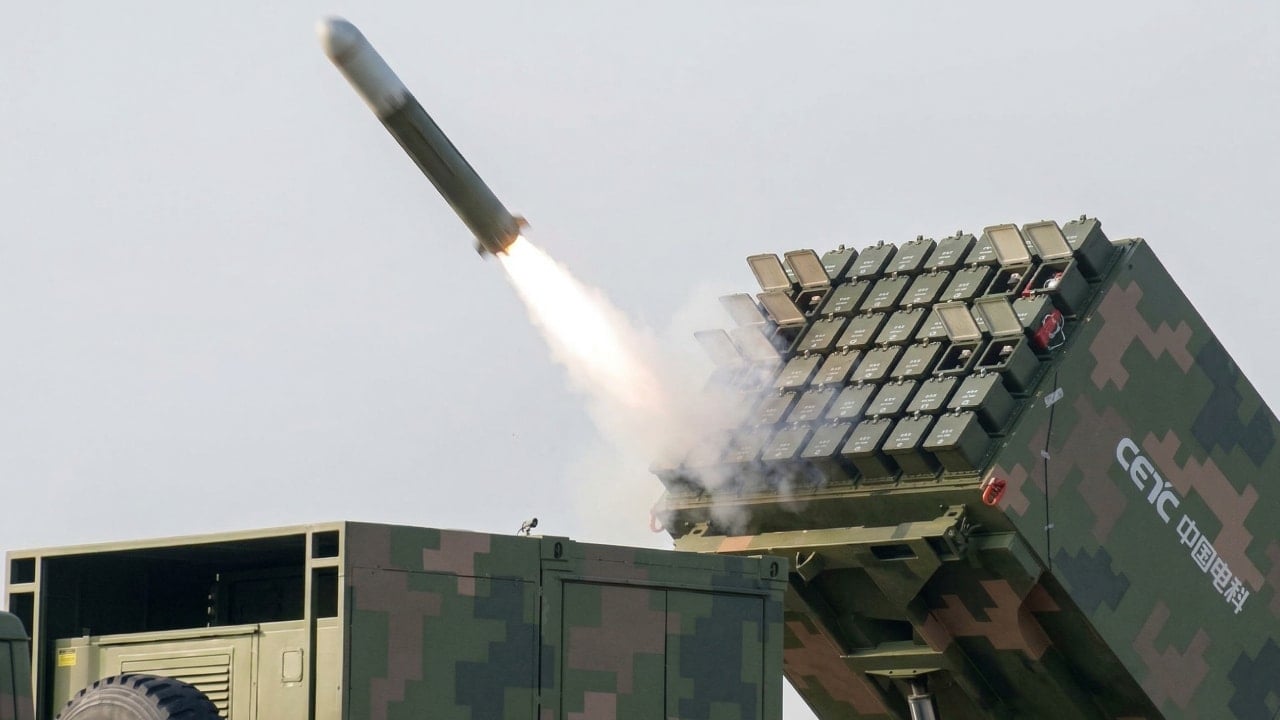 Çin, aynı anda 96 dronu yönetebilen dev silahı sahaya sürdü