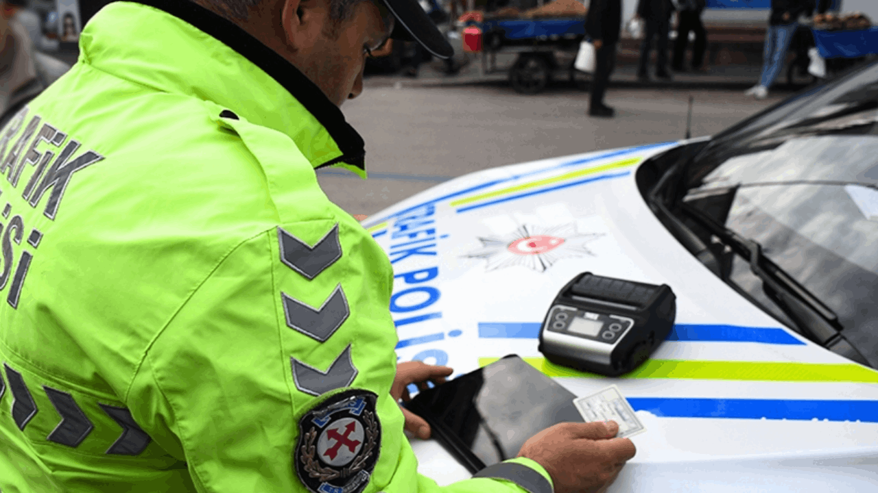 Aydın'da polisten kaçan ehliyetsiz sürücüye 281 bin 246 lira ceza!