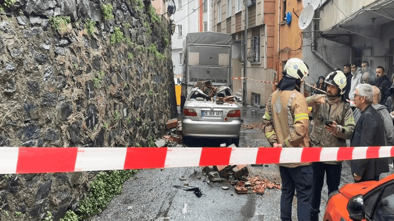 Kağıthane’de duvar park halindeki aracın üstüne yıkıldı