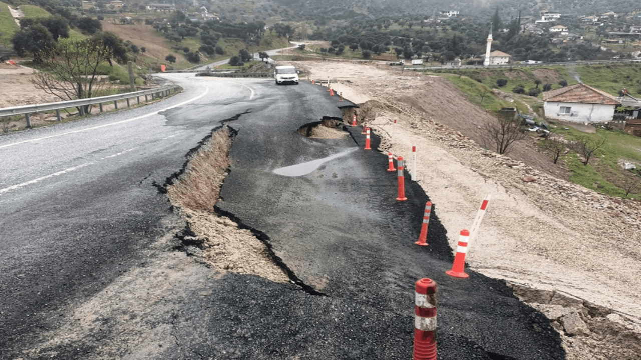 Aydın'da aynı kara yolu ikinci kez çöktü