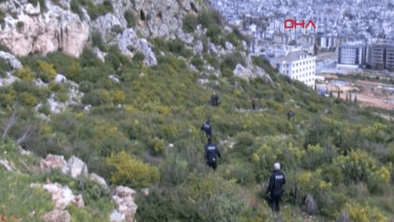 Kayalıktan düşen kadını sırtlarında taşıyıp, sağlık ekibine teslim ettiler