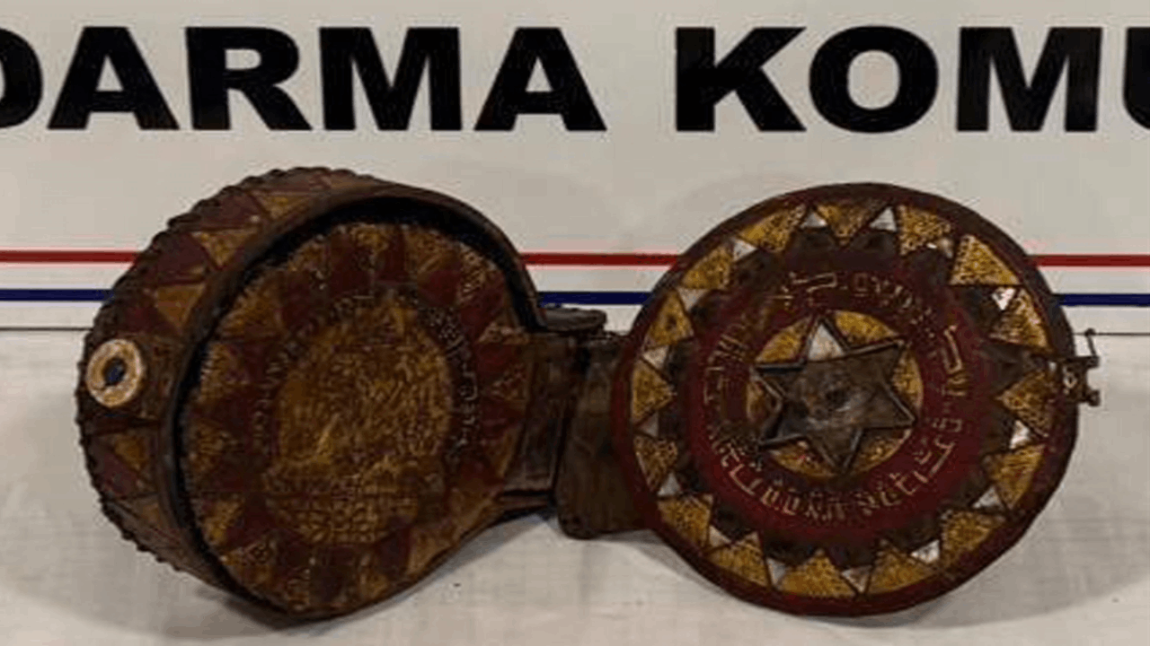 Erzurum’da ceylan derisine yazılmış altın işlemeli Tevrat yakalandı