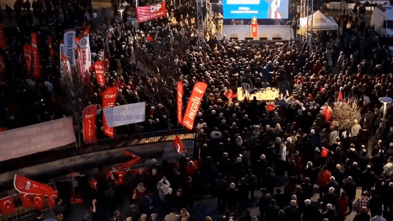 Bursalılar Bozbey nöbeti: Belediyeye akın ettiler