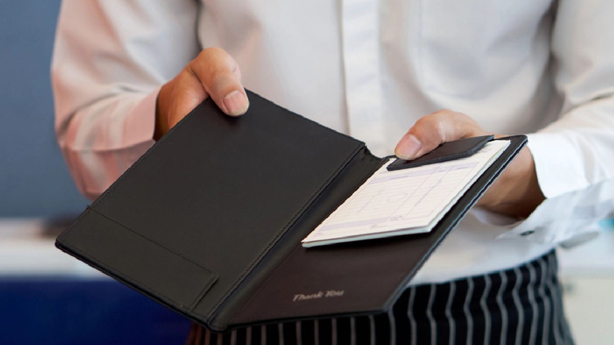 Ağız şapırdatmak iltifat, bahşiş bırakmak hakaret sayılıyor