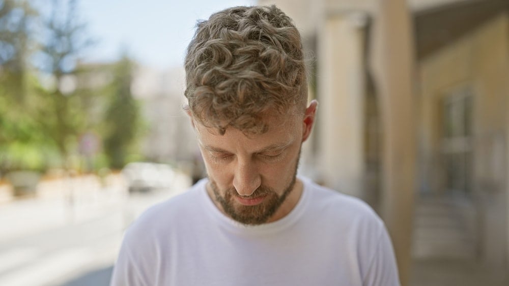 Yürürken yere bakan herkes risk altında! O hastalığa sahip olabilirsiniz