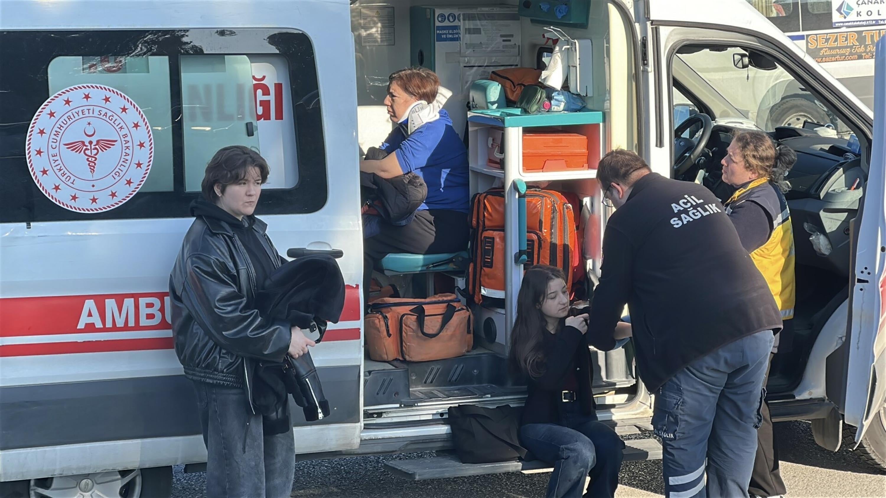 Çanakkale’de yolcu minibüsü menfeze devrildi: 8 yaralı!