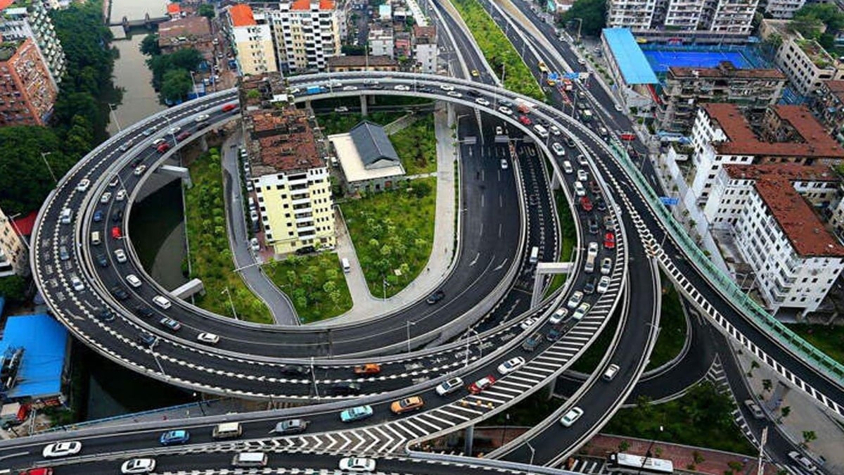 Sekiz katlı bina, dev bir yolun tam ortasında tek başına kaldı