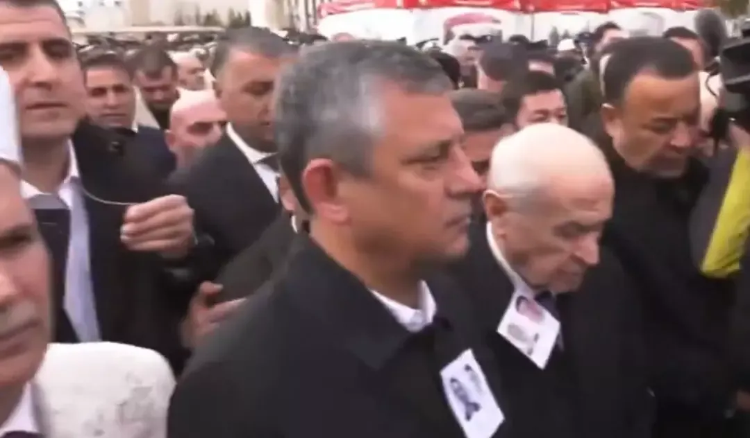 Cenaze töreninde dikkat çeken anlar! Özel, Bahçeli'yi aracına kadar uğurladı