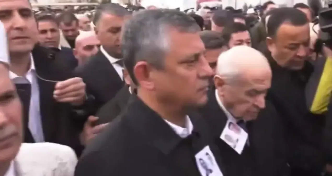 Cenaze töreninde dikkat çeken anlar! Özel, Bahçeli'yi aracına kadar uğurladı