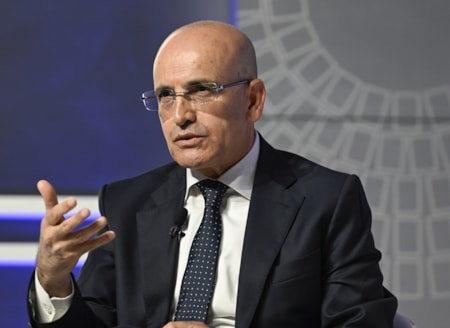 Mehmet Şimşek’e 0.4 tebriğiFatih Erbakan, Şimşek’in enflasyonun %32.11’den %31.75’e inmesiyle övünmesini eleştirerek “Zor olmadı mı Sayın Şimşek? Kapanan iş yerleri, işsiz kalanlar... Hepsi 0.4 puan için mi” diye sordu.