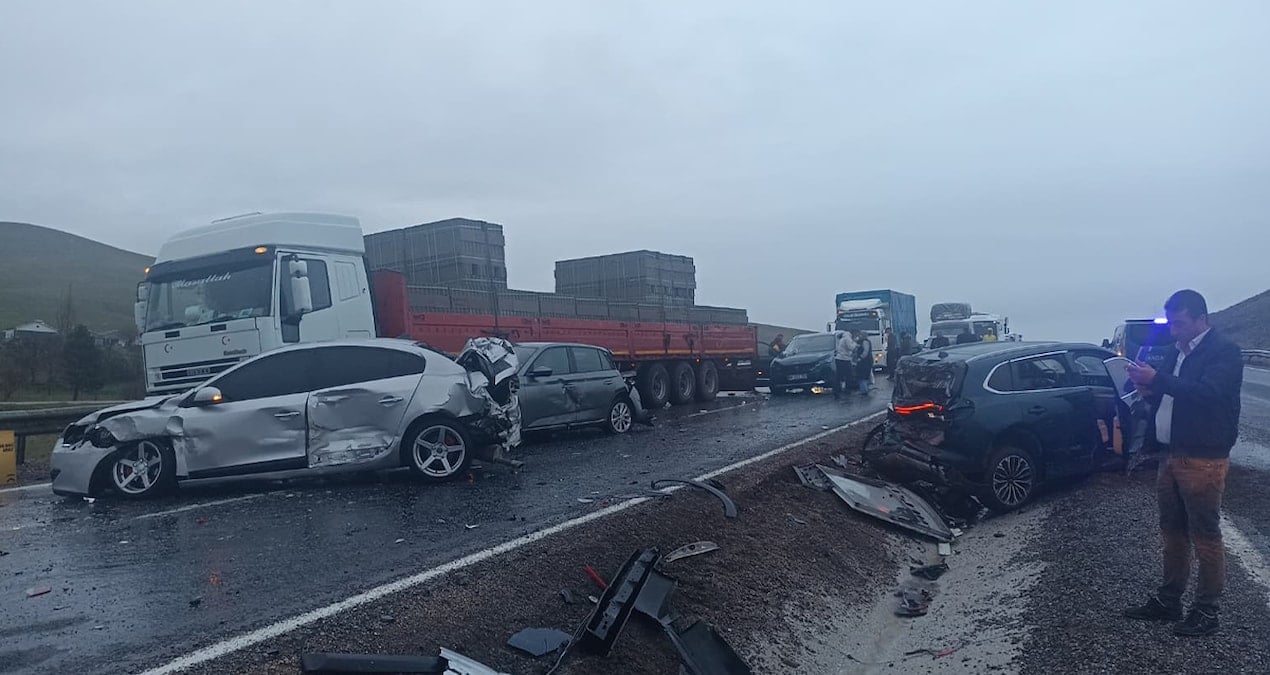 Karayolu savaş alanına döndü! Yolcu otobüsü 10 aracı biçti