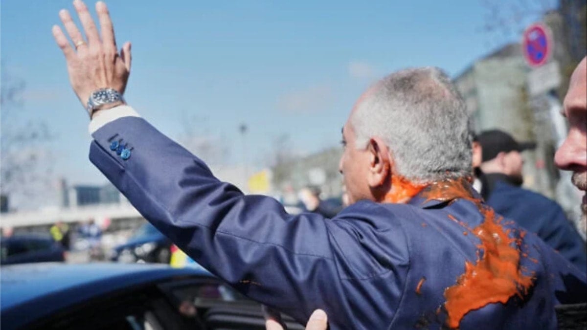 İran'ın sürgün prensine domatesli saldırı