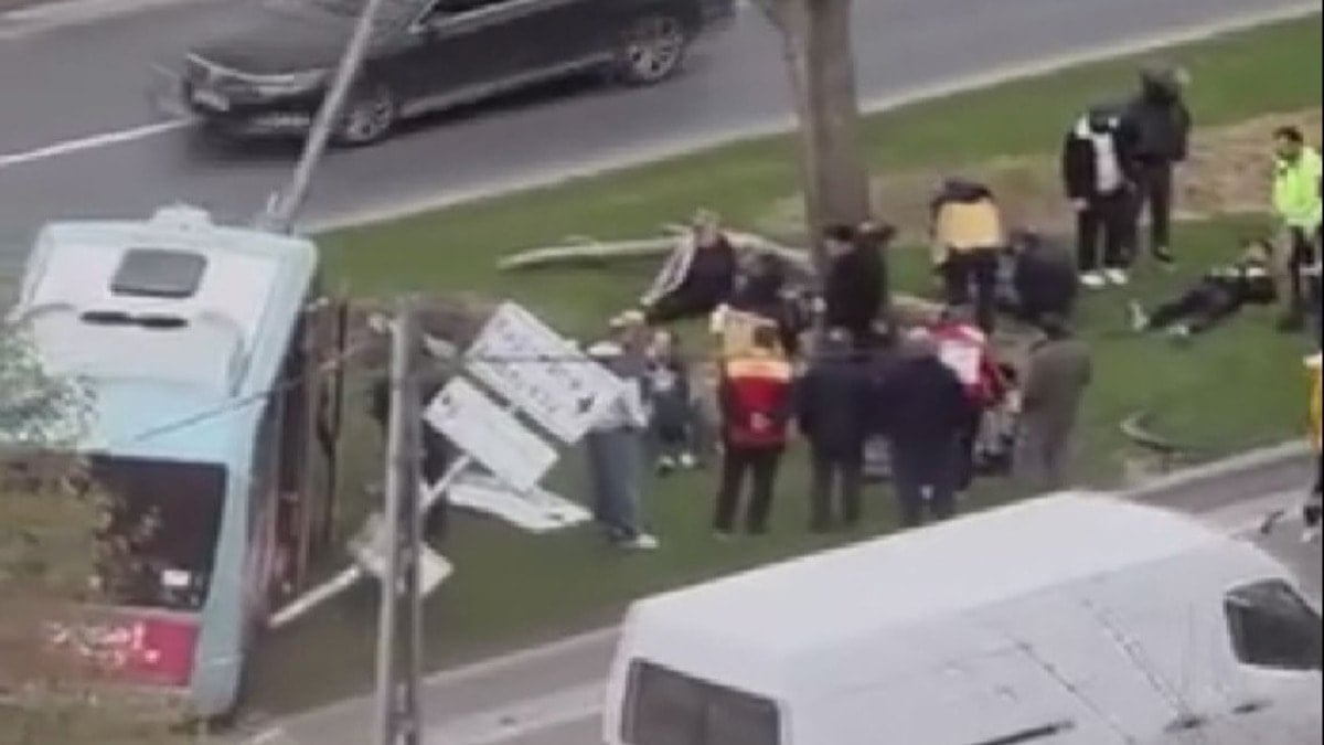 Beyoğlu’nda dolmuş bariyerlere çarptı: Yaralılar var!