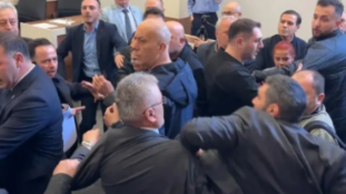 Zonguldak İl Genel Meclisi'nde seçim gerginliği... CHP'li Yavuzyılmaz direnişe geçti jandarma geldi