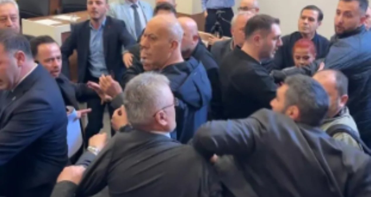 Zonguldak İl Genel Meclisi'nde seçim gerginliği... CHP'li Yavuzyılmaz direnişe geçti jandarma geldi