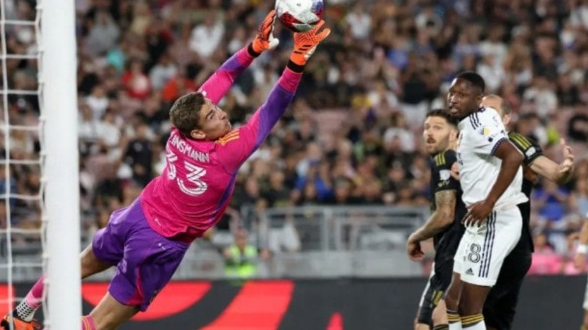 ABD'li kaleci'nin maçta boynu kırıldı