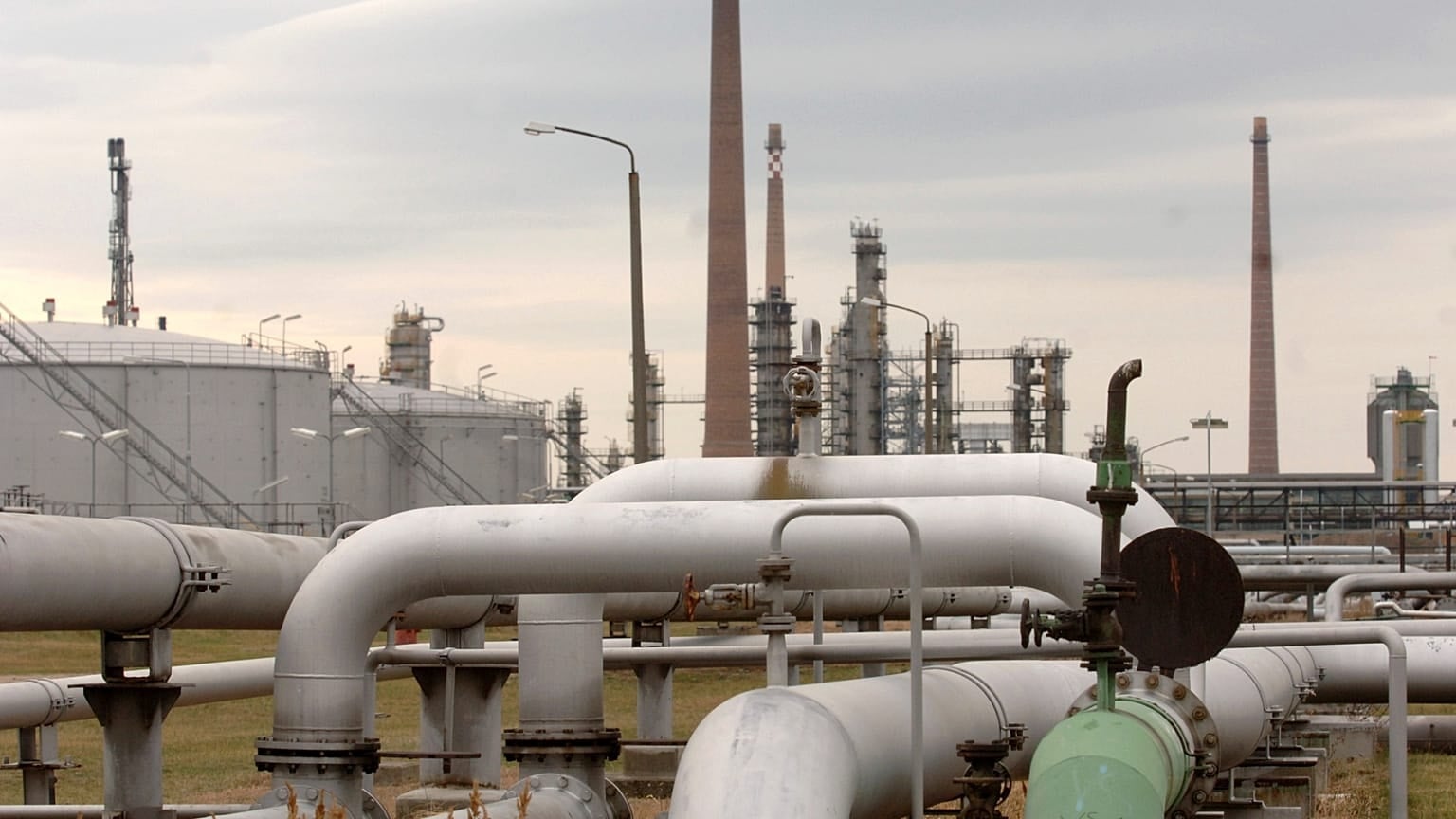 Almanlar endişeli: Rusya petrolü kesiyor