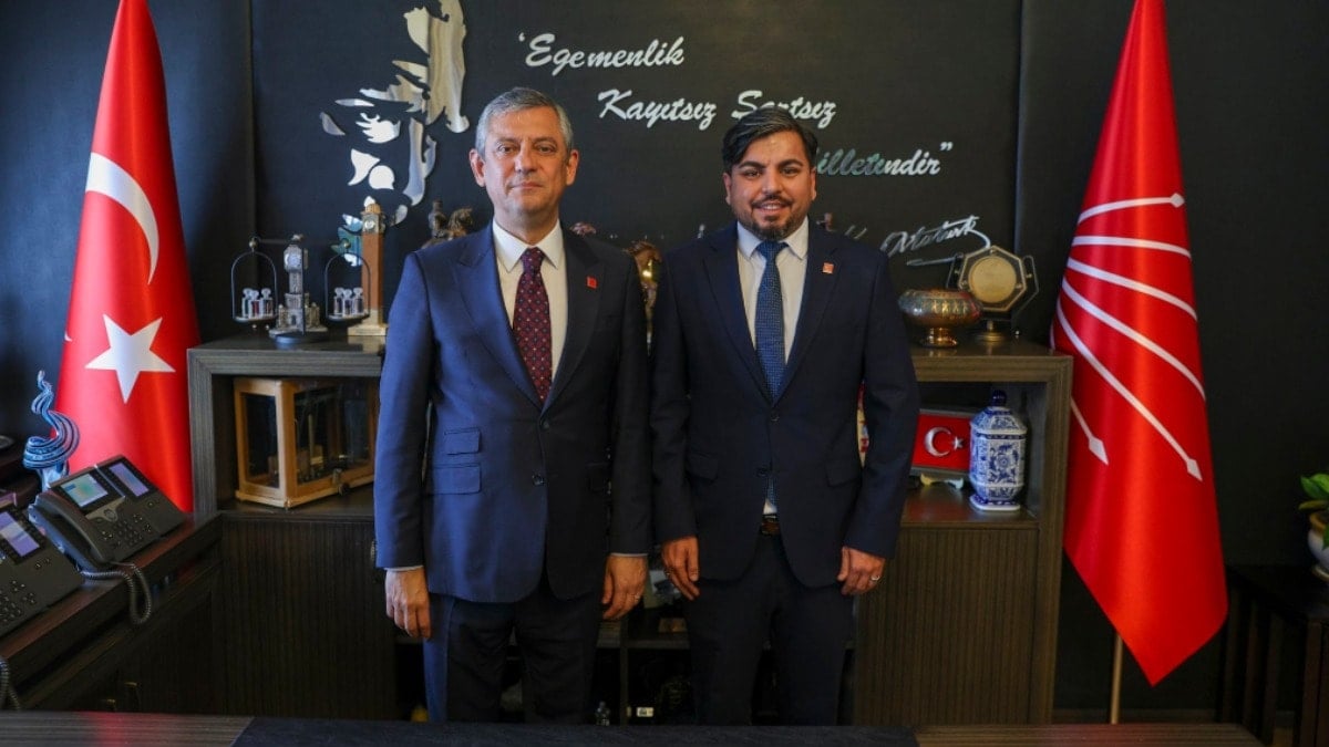 Sokak röportajcısı Arif Kocabıyık CHP'ye katıldı