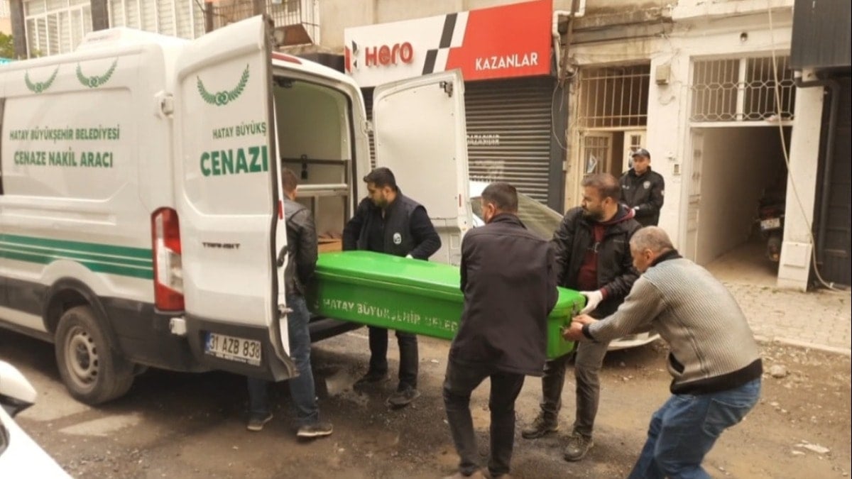 Evinde bıçaklanarak öldürülmüş halde bulundu