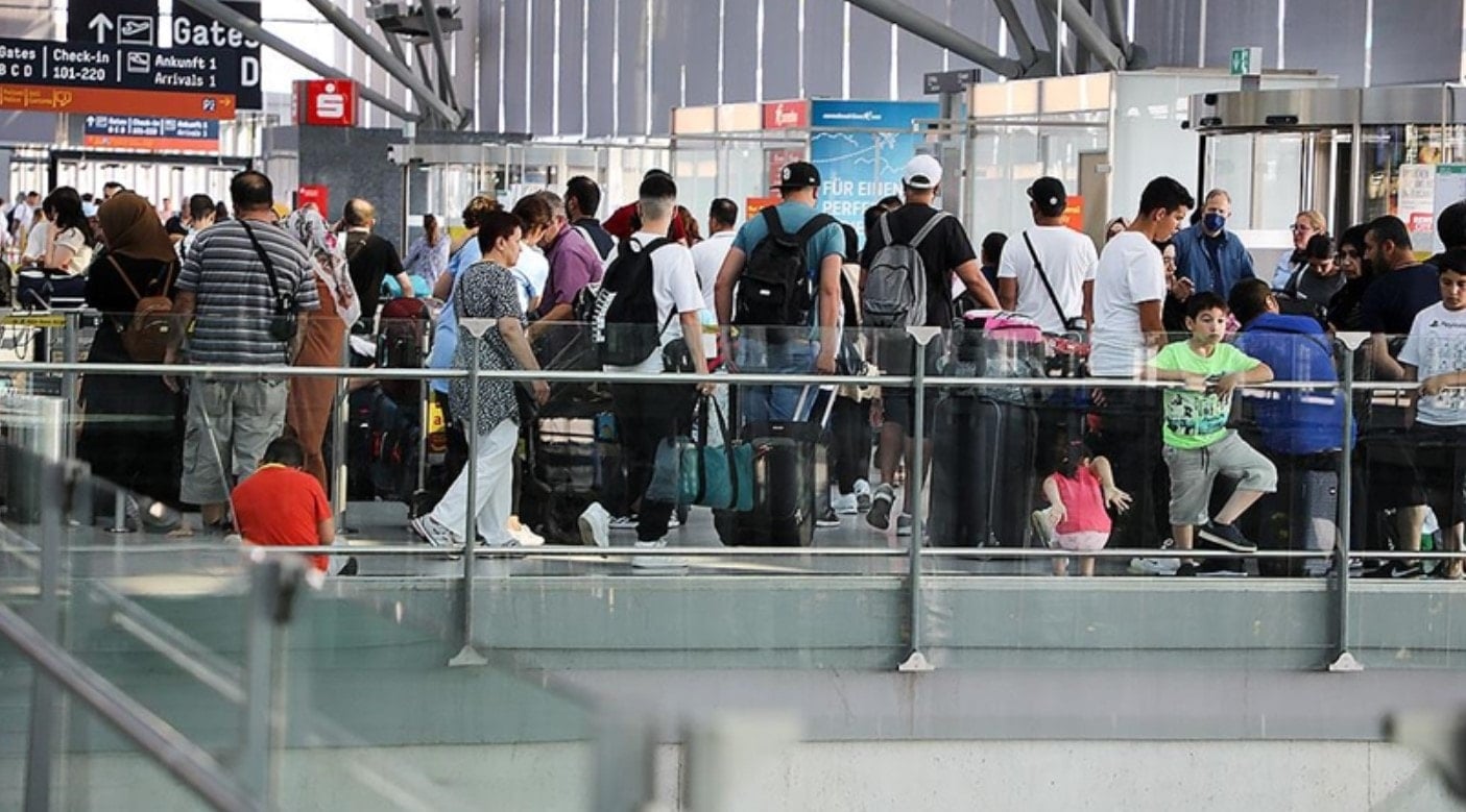 Havacılıkta kaos günü:  Yüzlerce sefer iptal, binlerce kişi ortada kaldı