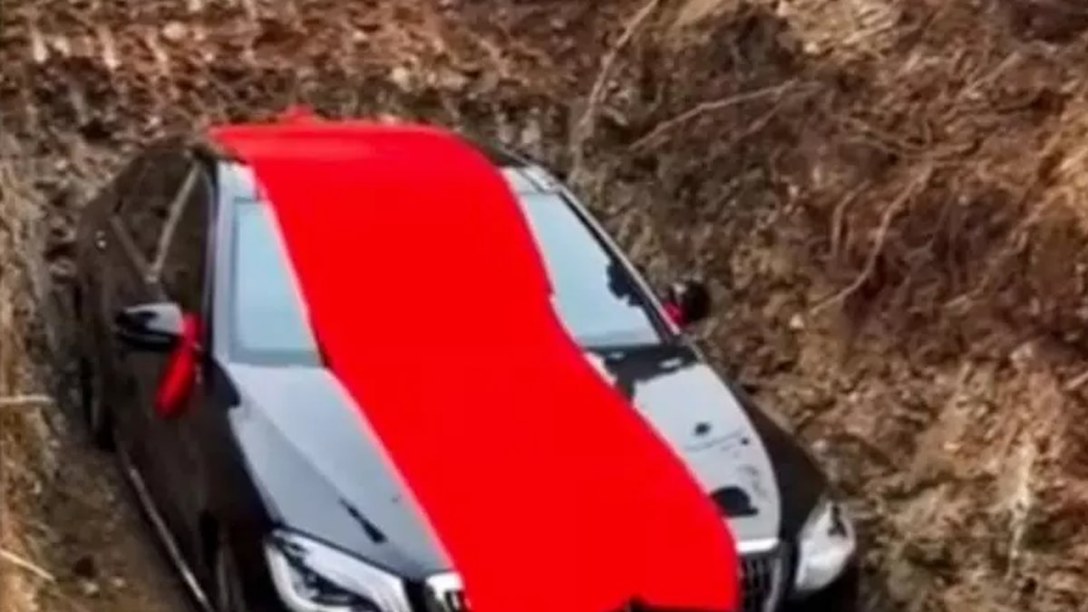 Vasiyeti üzerine 19 milyonluk aracı mezara gömdüler: Ceza yağdı!