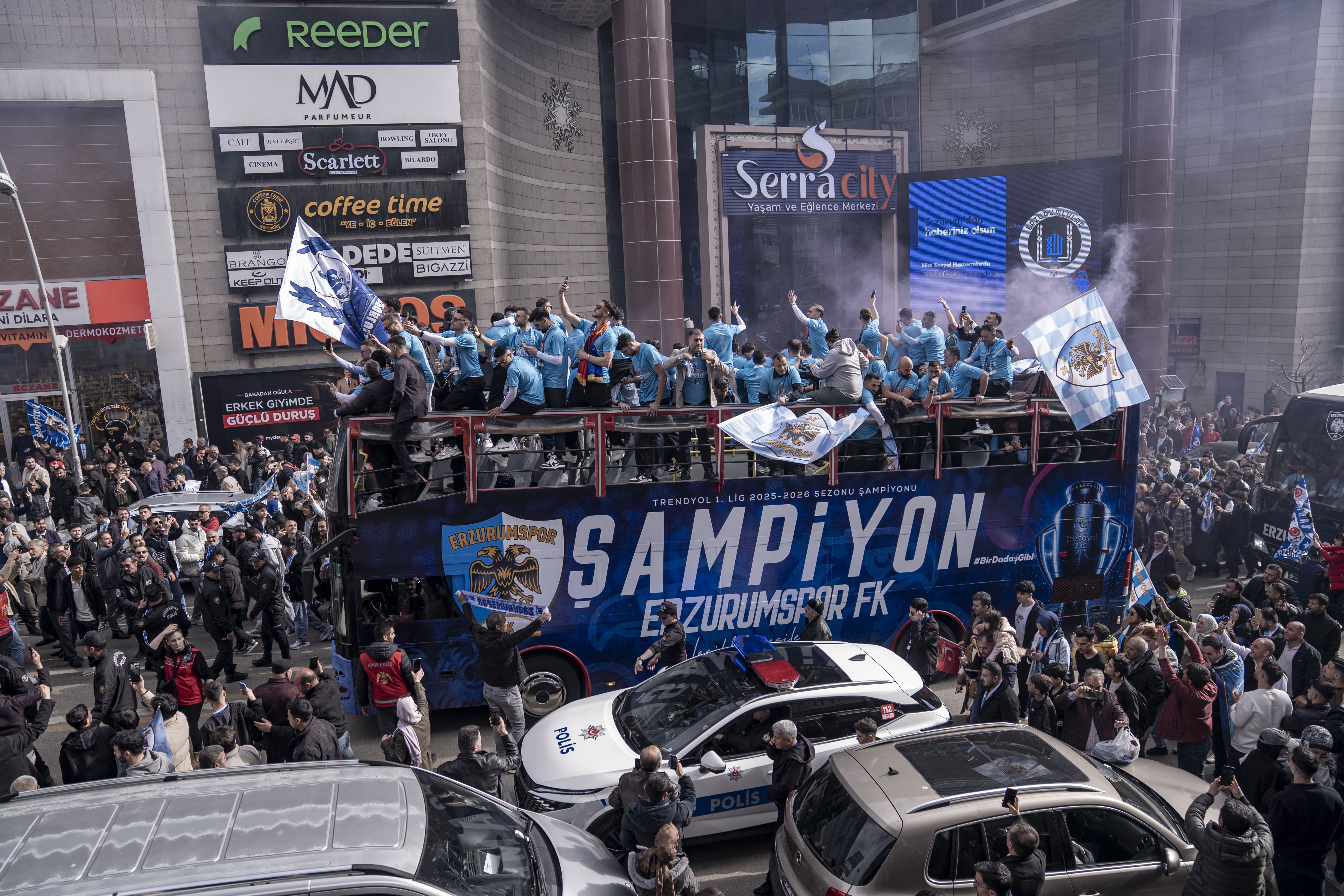 Erzurumspor şehir turu attı, binlerce insan sokağa döküldü!