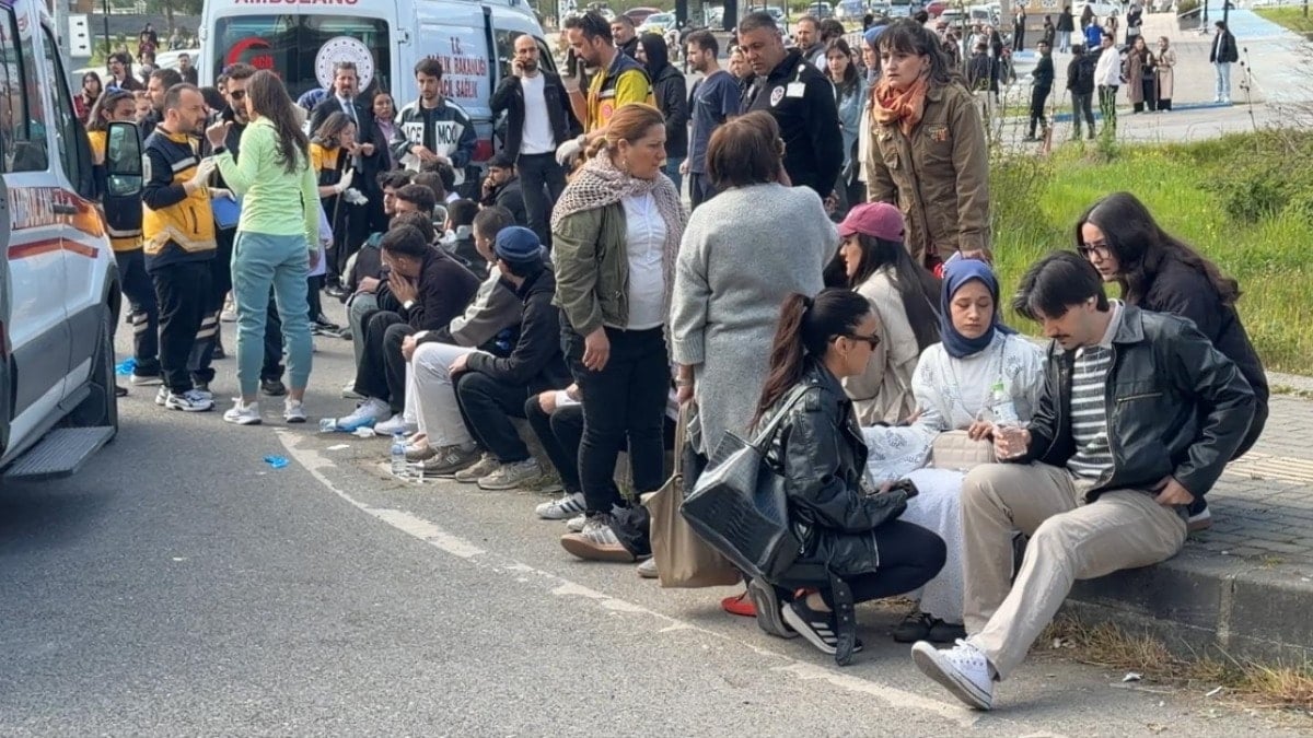 Halk otobüsü otomobilin üzerine devrildi; yaralılar var