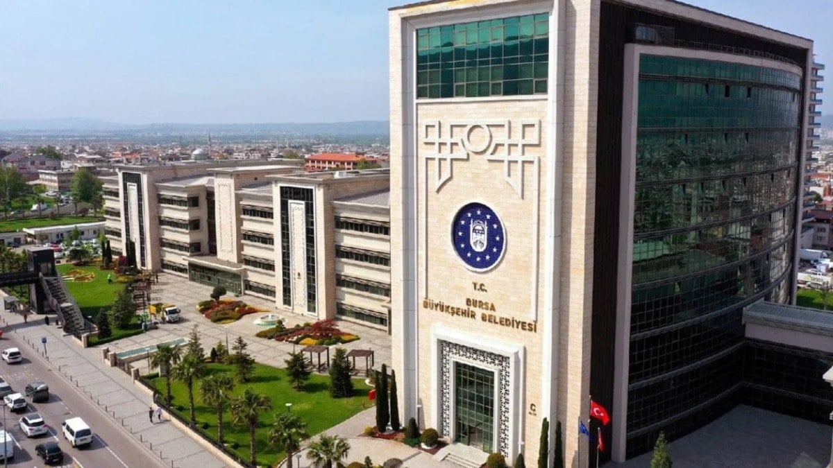 AKP'nin Bursa'daki ilk işi Atatürk ve Türk Bayrağı'nı kaldırmak oldu