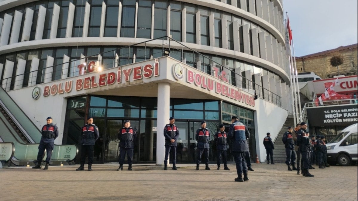 Bolu Belediyesi'ne operasyon: Ekipler binada arama yaptı