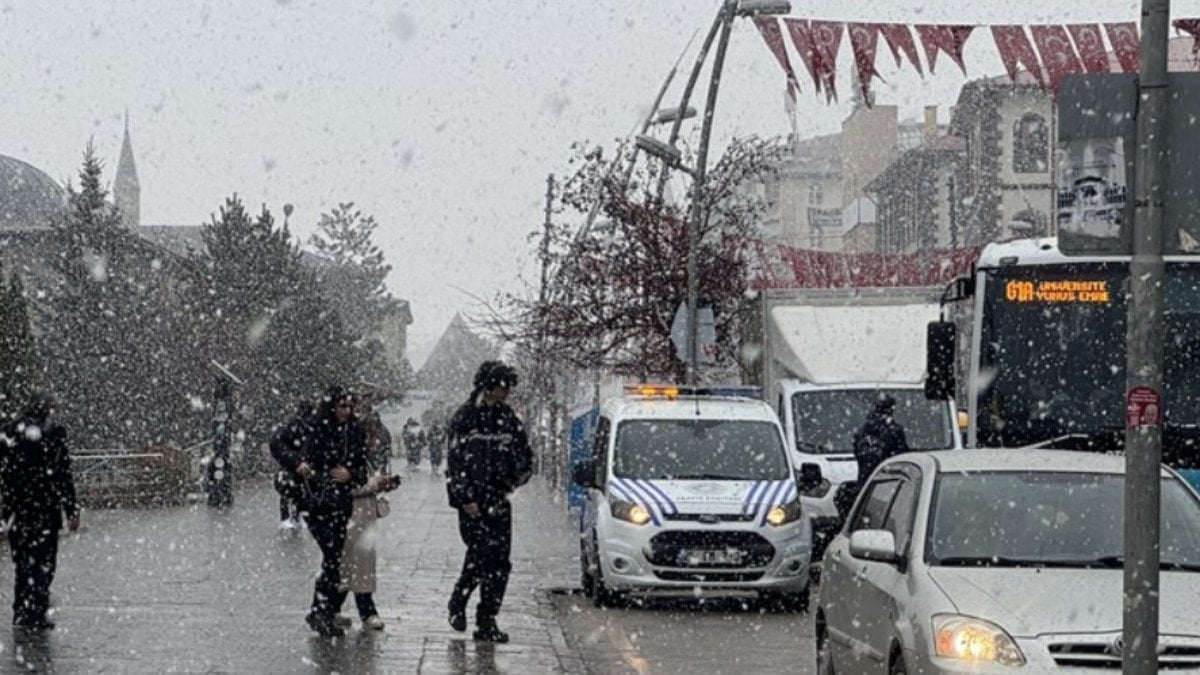 Nisan ayında kar sürprizi! Bir şehrimiz beyaza büründü