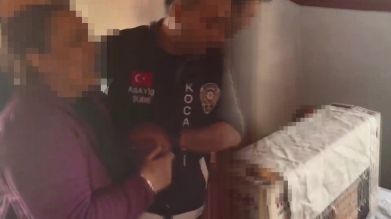 Firari suç makinesi gizli bölmede yakayı ele verdi