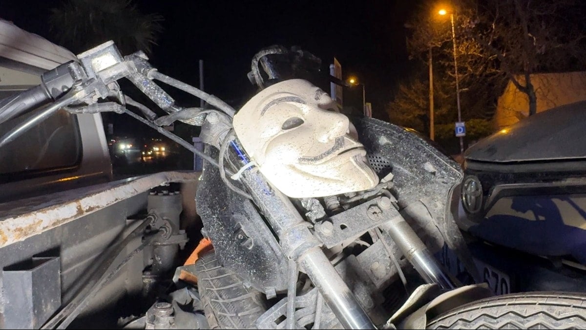 Motosikletin farı yerine 'V for Vendetta' maskesi takmış!