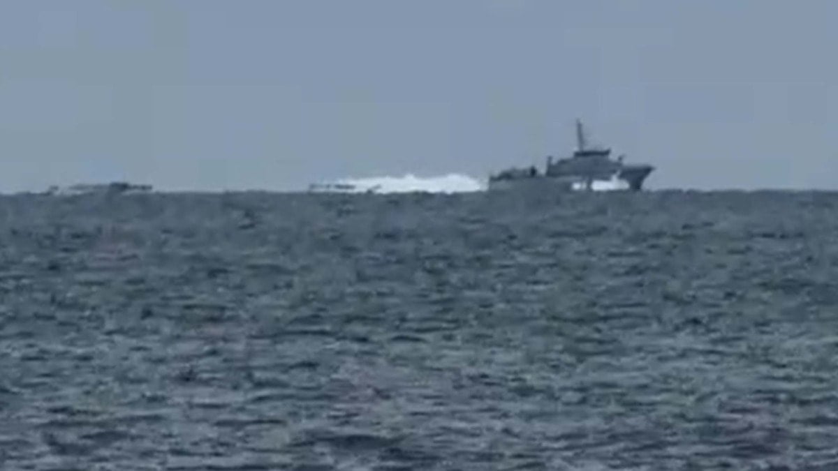 Türk gemisini taciz eden Yunan botu işte böyle kovalandı!