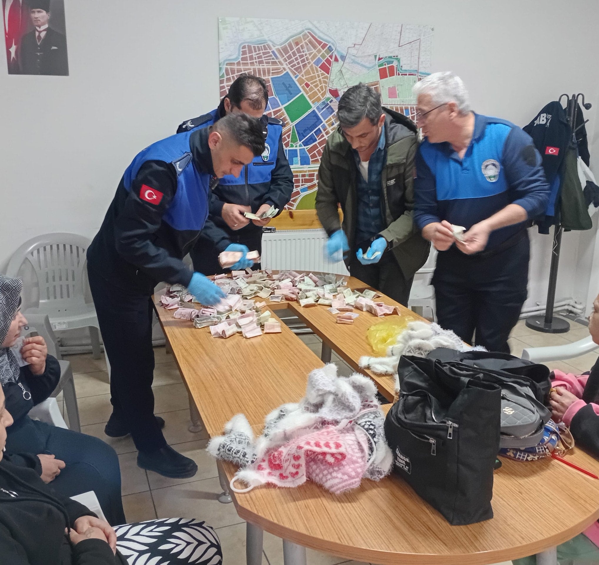 Dilencilerin üzerinden çıkan para say say bitmedi! Dilenmek için İzmit'ten Eskişehir'e gitmişler