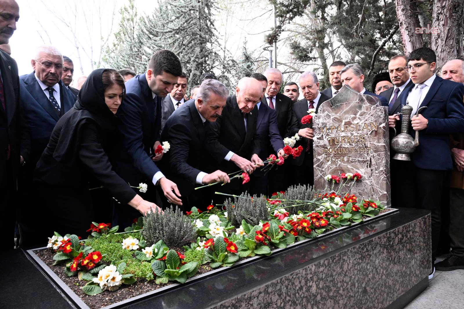 Bahçeli, Alparslan Türkeş'in kabrini ziyaret etti