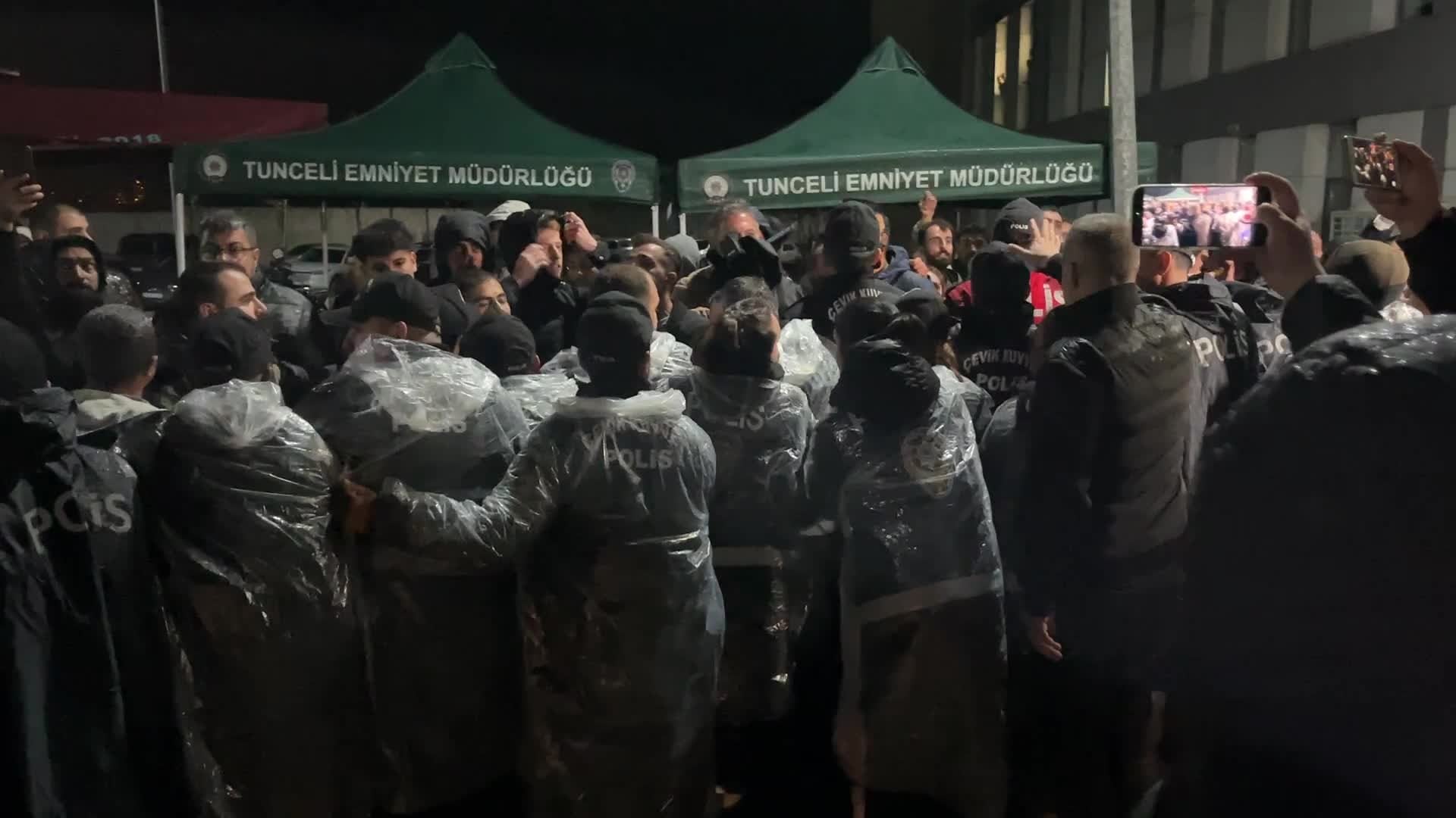 Adliye önü karıştı; polis zor durdurdu