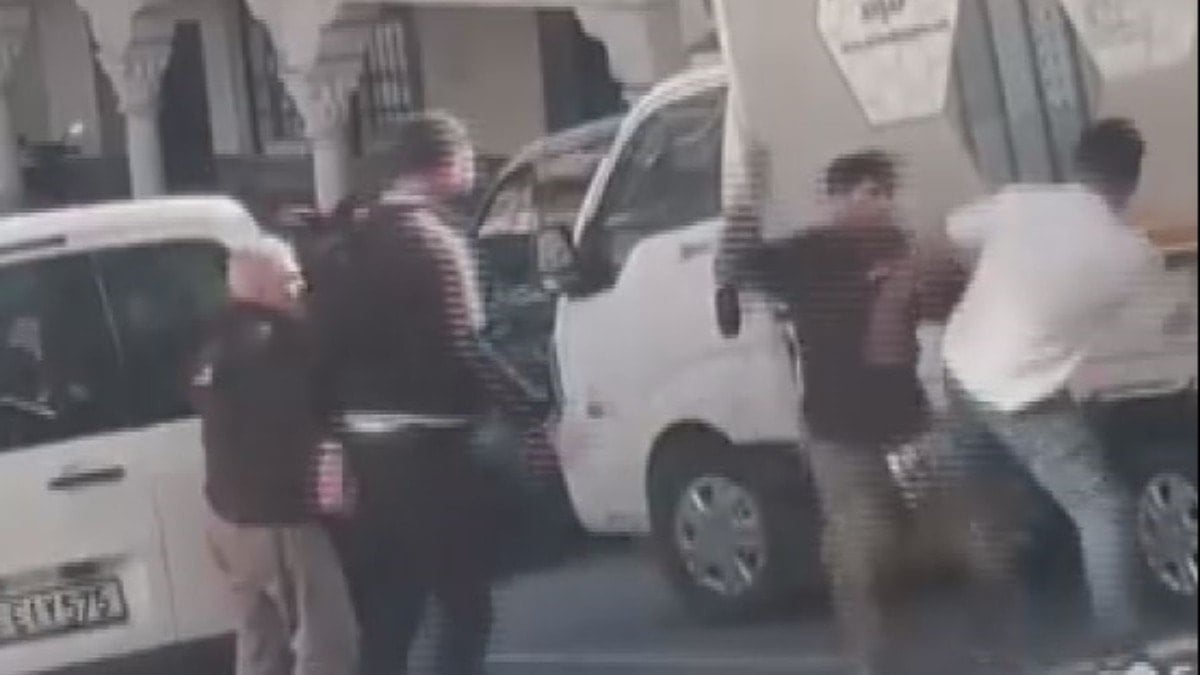 Kağıthane’de iki sürücünün bıçaklı yol verme kavgası kamerada