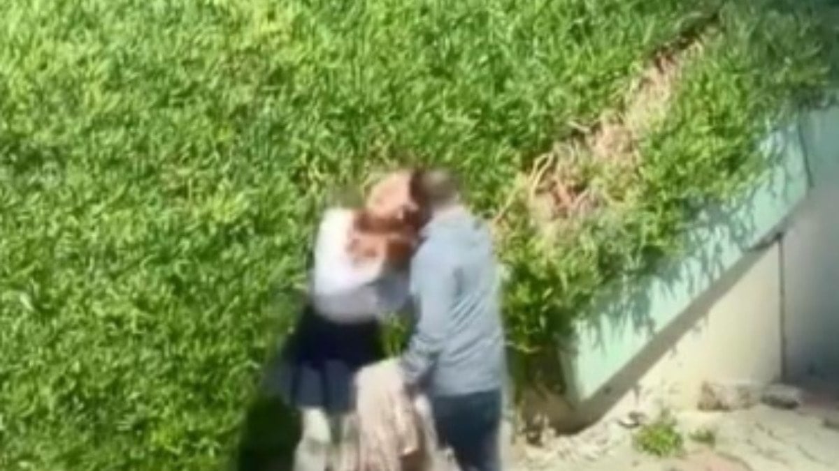 İstanbul'da sokak ortasında kadını darbetti, araya giren vatandaşlarla kavga etti