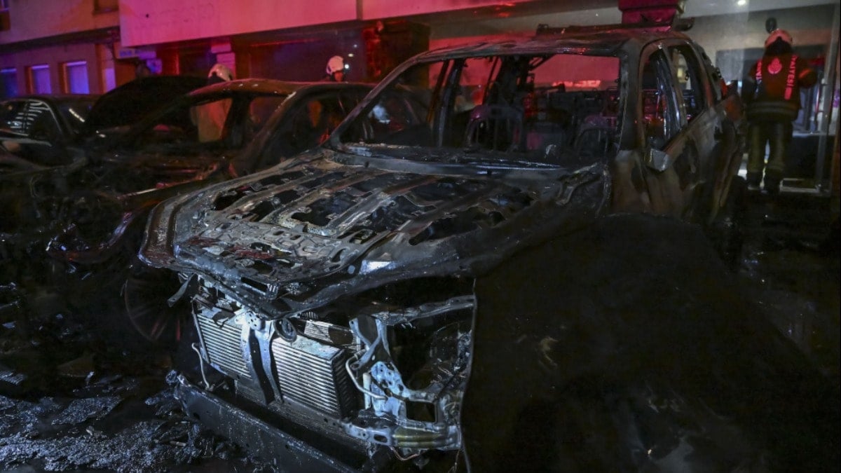 İstanbul'un göbeğinde 14 lüks araç küle döndü